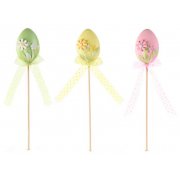 Uovo con fiori e nastrino in organza su stick in legno.